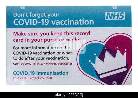 Carte d'enregistrement de vaccination Covid-19 délivrée par le NHS isolé sur fond blanc - carte d'enregistrement de vaccin covid Banque D'Images