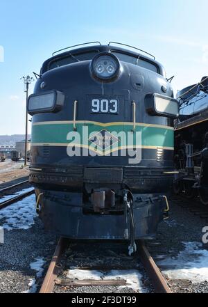 Diverses locomotives attendent la restauration, situé au site historique national de Steamtown situé sur 62.48 hectares dans le centre-ville de Scranton, Pennsylvanie, États-Unis, le site historique national de Steamtown est un musée de chemin de fer avec de nombreuses locomotives et matériel roulant dans diverses étapes de la restauration. Banque D'Images