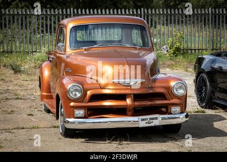 Pick-up 3100 de Chevrolet des années 1950 exposés à Lenwade Industrial Estate, Norfolk, Royaume-Uni. Banque D'Images