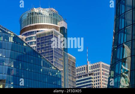 Varsovie, Pologne - 22 mai 2020 : quartier des affaires du centre-ville de Srodmiescie avec tour Spektrum dans la rue Twarda Banque D'Images