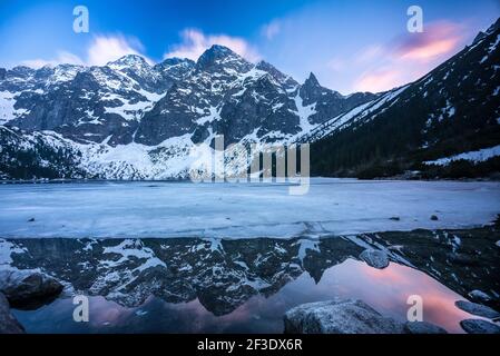 Soirée d'hiver dans les Carpates polonais. Vue sur la crête de montagne avec neige depuis le lac Eye of the Sea (Morskie oko) dans les montagnes Tatra. Banque D'Images