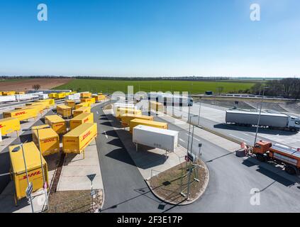 Belle vue aérienne d'un entrepôt ou centre logistique / distribution Amazon. Vue pittoresque et colorée sur l'industrie Banque D'Images