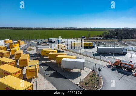 Belle vue aérienne d'un entrepôt ou centre logistique / distribution Amazon. Vue pittoresque et colorée sur l'industrie Banque D'Images