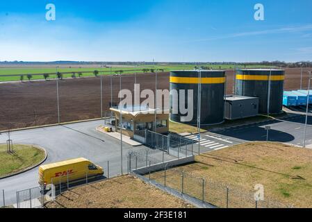 Belle vue aérienne d'un entrepôt ou centre logistique / distribution Amazon. Vue pittoresque et colorée sur l'industrie Banque D'Images