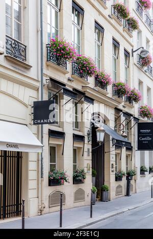 Castille Hotel et la boutique originale Chanel le long de la rue Cambon près de la place Vendôme, Paris, France Banque D'Images