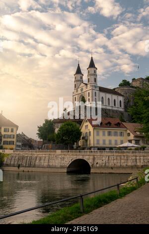 Château d'Aarburg sur une falaise au-dessus de la rivière Aare, Argau, Suisse Banque D'Images