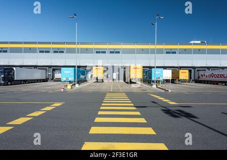 Belle vue aérienne d'un entrepôt ou centre logistique / distribution Amazon. Vue pittoresque et colorée sur l'industrie Banque D'Images