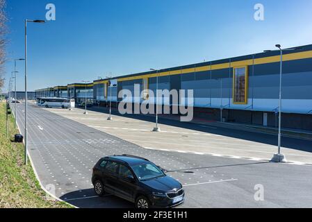 Belle vue aérienne d'un entrepôt ou centre logistique / distribution Amazon. Vue pittoresque et colorée sur l'industrie Banque D'Images