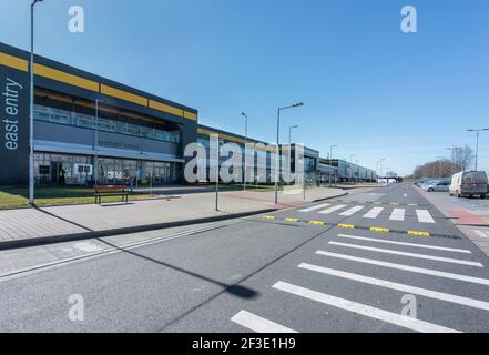 Belle vue aérienne d'un entrepôt ou centre logistique / distribution Amazon. Vue pittoresque et colorée sur l'industrie Banque D'Images