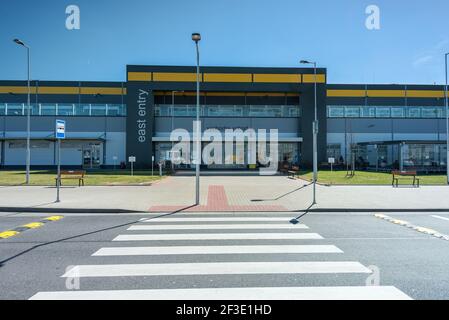 Belle vue aérienne d'un entrepôt ou centre logistique / distribution Amazon. Vue pittoresque et colorée sur l'industrie Banque D'Images