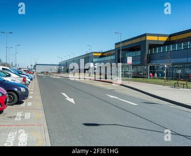 Belle vue aérienne d'un entrepôt ou centre logistique / distribution Amazon. Vue pittoresque et colorée sur l'industrie Banque D'Images