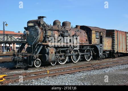 Diverses locomotives attendent la restauration, situé au site historique national de Steamtown situé sur 62.48 hectares dans le centre-ville de Scranton, Pennsylvanie, États-Unis, le site historique national de Steamtown est un musée de chemin de fer avec de nombreuses locomotives et matériel roulant dans diverses étapes de la restauration. Banque D'Images