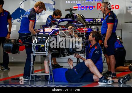 Scuderia Toro Rosso Honda STR13, mécanique au travail sur la voiture dans le garage, boîte, pendant le Championnat du monde de Formule 1 2018, Grand Prix du Mexique du 25 au 28 octobre au Mexique - photo Florent Gooden / DPPI Banque D'Images