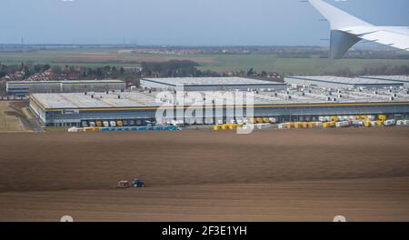 Belle vue aérienne d'un entrepôt ou centre logistique / distribution Amazon. Vue pittoresque et colorée sur l'industrie Banque D'Images