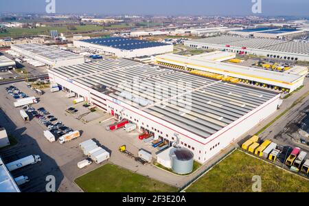 Belle vue aérienne d'un entrepôt logistique / industriel Banque D'Images