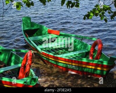 Bateaux à rames près du château historique Trakai datant du XIVe siècle, sur les rives du lac Galve, à 27 km de la capitale lituanienne Vilnius Banque D'Images