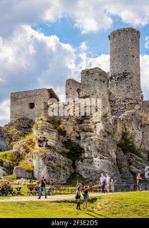 Podzamcze, Pologne - 25 août 2020 : murs et tours de défense du château médiéval d'Ogrodzieniec, faisant partie du sentier des nids d'Eagles à Cracovie-Czestochowa uplan Banque D'Images