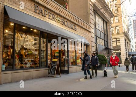 New York, États-Unis. 13 mars 2021. Un magasin Paper Source situé sur la Cinquième Avenue, dans le district de Flatiron, à New York, le samedi 13 mars 2021. La chaîne de la papeterie a récemment déposé un dossier de protection contre la faillite au chapitre 11, refusant effectivement le paiement à ses vendeurs, dont beaucoup sont de petites entreprises appartenant à des femmes. (Photo de Richard B. Levine) crédit: SIPA USA/Alay Live News Banque D'Images