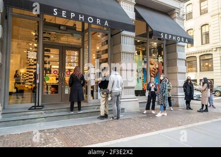 New York, États-Unis. 13 mars 2021. Les acheteurs se font la queue pour entrer dans un Sephora dans le quartier de Flatiron à New York le samedi 13 mars 2021. (Photo de Richard B. Levine) crédit: SIPA USA/Alay Live News Banque D'Images