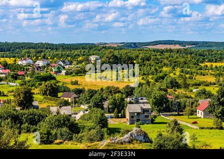 Podzamcze, Pologne - 25 août 2020 : Panorama du village de Podzamcze vu du château d'Ogrodzieniec dans la région de Silésie en Pologne Banque D'Images