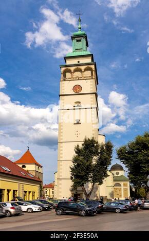 Zywiec, Pologne - 30 août 2020 : tour principale de la cathédrale de la Nativité de la Sainte Vierge Marie dans le centre historique de Zywiec dans la région de Silésie de Polan Banque D'Images