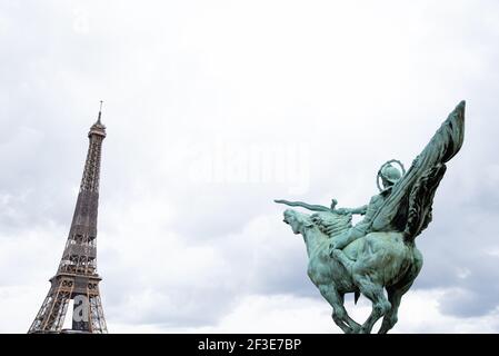 Tour Eiffel en bandage et statue du pilote de la France renaissante sur le pont de Bir-Hakeim. Paris, France. Lutte. Résumé. Banque D'Images