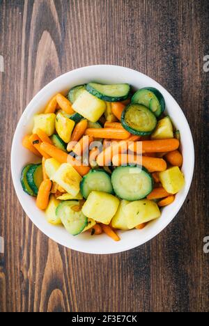 Légumes frits sur l'assiette. Photo de haute qualité. Banque D'Images