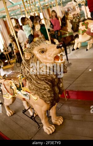 Carousel Lion avec les enfants en arrière-plan, situé dans Pullen Park à Raleigh, Caroline du Nord, États-Unis Banque D'Images