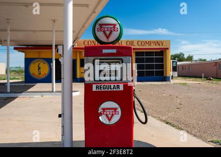 Tucumcari, Nouveau-Mexique - 9 juillet 2014 : une ancienne pompe à gaz Conoco à une station-service le long de l'historique US route 66 dans la ville de Tucumcari, Nouveau-Mexique Banque D'Images