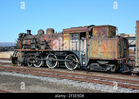 Diverses locomotives attendent la restauration, situé au site historique national de Steamtown situé sur 62.48 hectares dans le centre-ville de Scranton, Pennsylvanie, États-Unis, le site historique national de Steamtown est un musée de chemin de fer avec de nombreuses locomotives et matériel roulant dans diverses étapes de la restauration. Banque D'Images