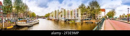 Panoramique d'un canal typique à Amsterdam en Hollande Pays-Bas Banque D'Images