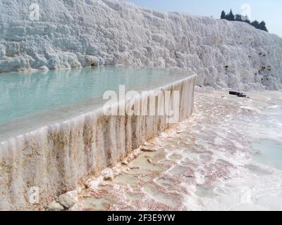arrière-plan texturé. Piscines naturelles en travertin et terrasses à Pamukkale Turquie. Photo de haute qualité Banque D'Images