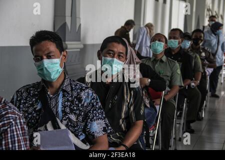 Yogyakarta, région spéciale de Yogyakarta, Indonésie. 16 mars 2021. Les citoyens indonésiens portant un masque font la queue pour recevoir la vaccination Covid-19 à Yogyakarta, Indonésie, le mardi 16 mars 2021. L'Indonésie vise à vacciner 181.5 millions de personnes contre le coronavirus en 2021. Credit: Slamet Riyadi/ZUMA Wire/Alamy Live News Banque D'Images