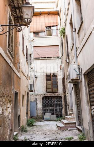 Sassari rues étroites basées dans la vieille ville de la ville. Sassari est la deuxième plus grande ville de Sardaigne. Banque D'Images