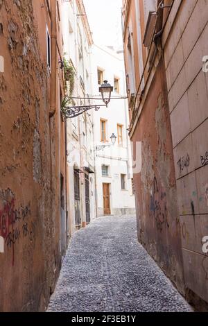 Sassari rues étroites basées dans la vieille ville de la ville. Sassari est la deuxième plus grande ville de Sardaigne. Banque D'Images