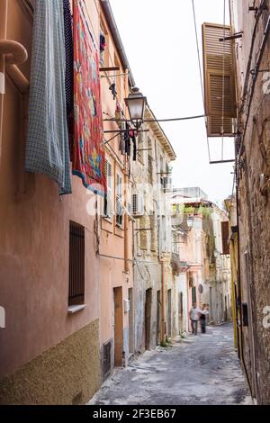 Sassari rues étroites basées dans la vieille ville de la ville. Sassari est la deuxième plus grande ville de Sardaigne. Banque D'Images