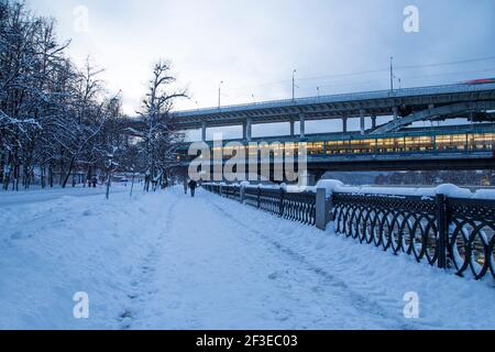 Rivière Moskva, pont Luzhnetskaya (pont Metro) en hiver. Moscou, Russie. Station de métro Vorobyovy Gory -- inscription en russe Banque D'Images