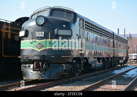 Diverses locomotives attendent la restauration, situé au site historique national de Steamtown situé sur 62.48 hectares dans le centre-ville de Scranton, Pennsylvanie, États-Unis, le site historique national de Steamtown est un musée de chemin de fer avec de nombreuses locomotives et matériel roulant dans diverses étapes de la restauration. Banque D'Images