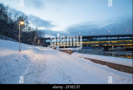 Rivière Moskva, pont Luzhnetskaya (pont Metro) en hiver. Moscou, Russie. Station de métro Vorobyovy Gory -- inscription en russe Banque D'Images