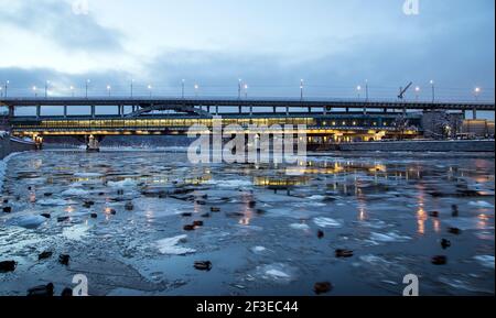 Rivière Moskva, pont Luzhnetskaya (pont Metro) en hiver. Moscou, Russie. Station de métro Vorobyovy Gory -- inscription en russe Banque D'Images