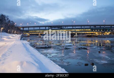 Rivière Moskva, pont Luzhnetskaya (pont Metro) en hiver. Moscou, Russie. Station de métro Vorobyovy Gory -- inscription en russe Banque D'Images