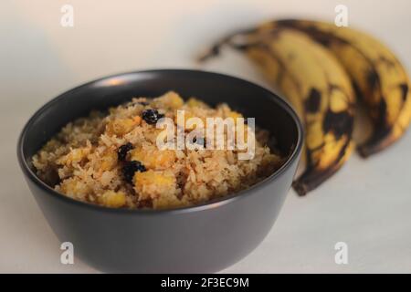 Mélange de raisins secs de noix de coco plantain préparé pour la fabrication de crêpes plantain ou de crêpes. Prise de vue sur fond blanc Banque D'Images