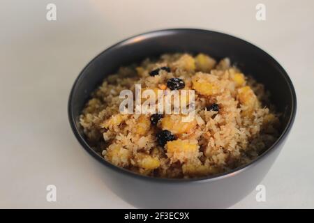 Mélange de raisins secs de noix de coco plantain préparé pour la fabrication de crêpes plantain ou de crêpes. Prise de vue sur fond blanc Banque D'Images