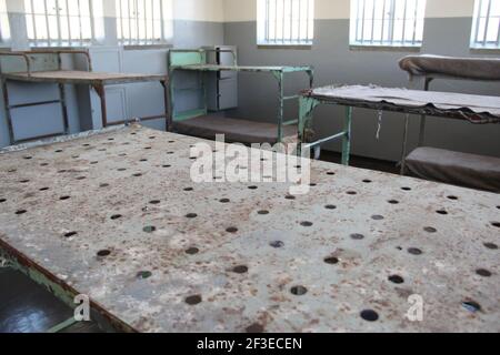 De vieux lits superposés dans une cellule commune de l'ancienne prison de Robben Island, au large de la côte du Cap, en Afrique du Sud Banque D'Images