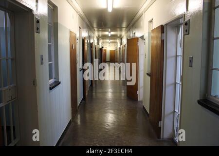 Le couloir à l'extérieur de la cellule occupée par Nelson Mandela dans l'ancienne prison de Robben Island, près du Cap, en Afrique du Sud Banque D'Images