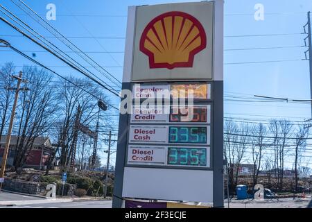 Une vue de la station-service Shell à Norwalk, Connecticut.les prix du pétrole et de l'essence ont rebondit après l'effondrement de la demande et des prix du carburant l'an dernier. Selon le club automobile AAA, les prix de l'essence ont augmenté d'environ 35 cents le gallon en moyenne au cours du dernier mois et pourraient atteindre 4 $ le gallon dans certains États d'ici l'été. Banque D'Images