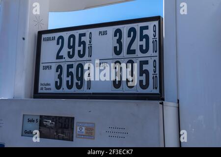 Une vue de la station-service Shell à Norwalk, Connecticut.les prix du pétrole et de l'essence ont rebondit après l'effondrement de la demande et des prix du carburant l'an dernier. Selon le club automobile AAA, les prix de l'essence ont augmenté d'environ 35 cents le gallon en moyenne au cours du dernier mois et pourraient atteindre 4 $ le gallon dans certains États d'ici l'été. Banque D'Images