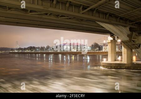 Rivière Moskva, pont Luzhnetskaya (pont Metro) en hiver. Moscou, Russie Banque D'Images