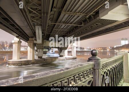 Rivière Moskva, pont Luzhnetskaya (pont Metro) en hiver. Moscou, Russie Banque D'Images