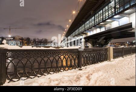 Rivière Moskva, pont Luzhnetskaya (pont Metro) en hiver. Moscou, Russie Banque D'Images